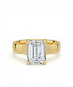 Diamantring emerald cut 2,00 ct i 4 mm cigar band gult gull – Hartwell