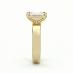 Rett forfra visning av 2,00 ct emerald cut diamantring med 4 mm cigar band