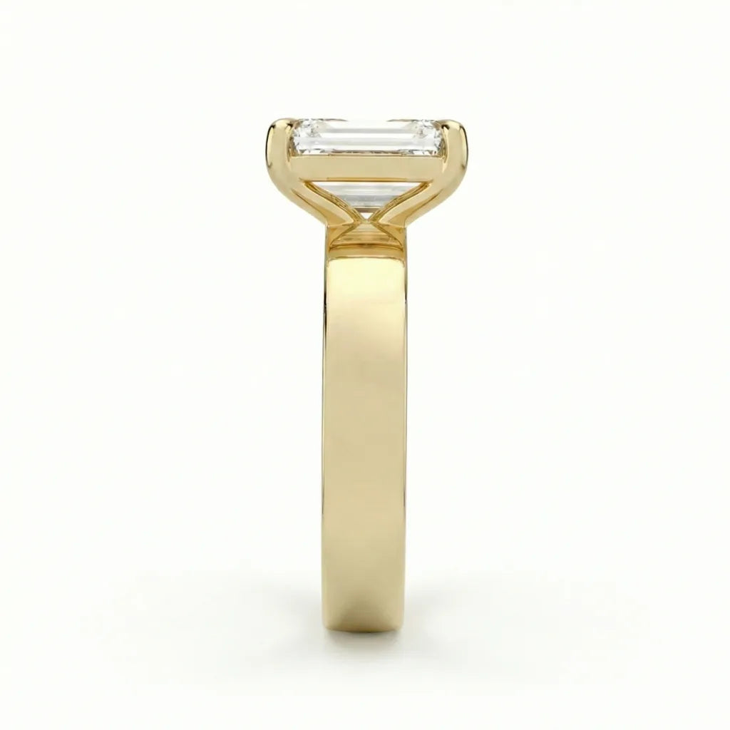 Rett forfra visning av 2,00 ct emerald cut diamantring med 4 mm cigar band