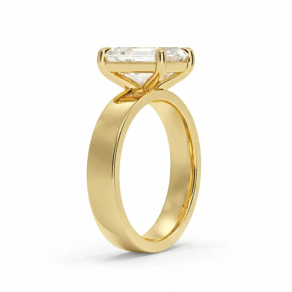Sideprofil av diamantring 2,00 ct emerald cut cigar band i gult gull