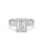 Diamantring emerald cut 2,00 ct i 4 mm cigar band hvitt gull – Hartwell