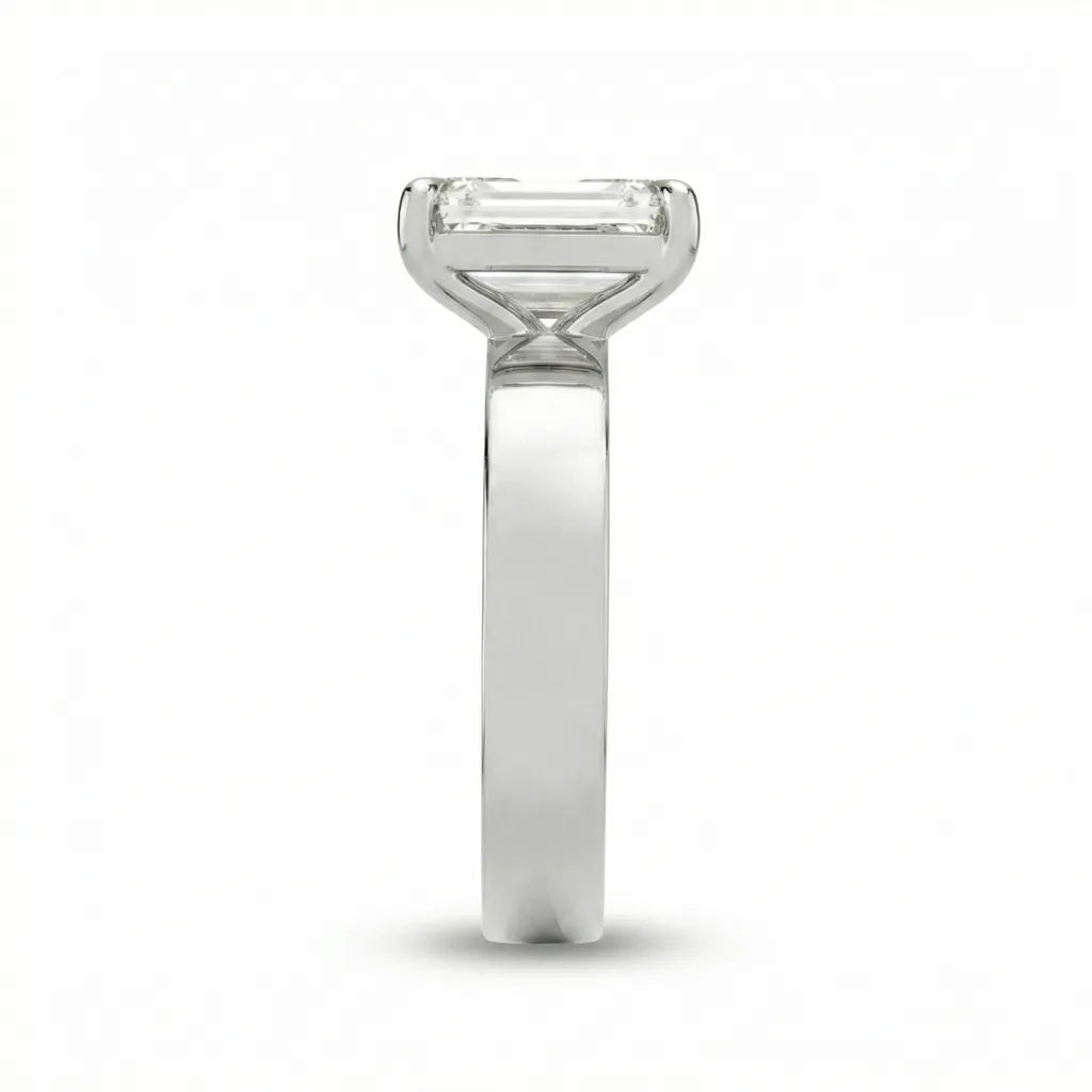 Rett forfra visning av 2,00 ct emerald cut diamantring med 4 mm cigar band i hvitt gull.