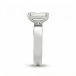 Rett forfra visning av 2,00 ct emerald cut diamantring med 4 mm cigar band i hvitt gull.