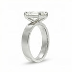 Sideprofil av diamantring 2,00 ct emerald cut cigar band i hvitt gull