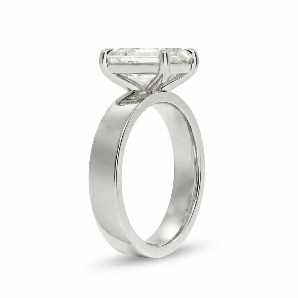 Sideprofil av diamantring 2,00 ct emerald cut cigar band i hvitt gull