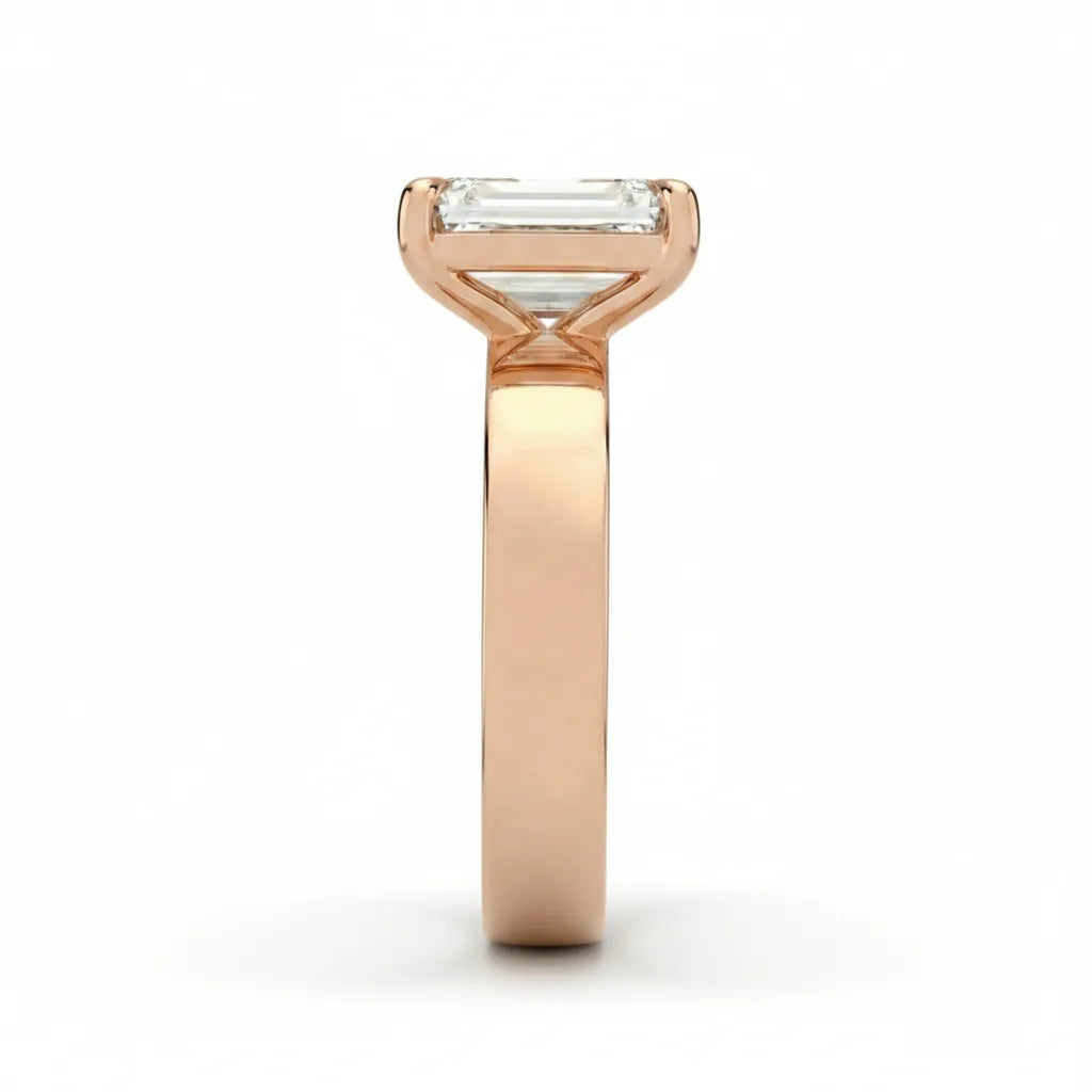 Rett forfra visning av 2,00 ct emerald cut diamantring med 4 mm cigar band i rosegull.
