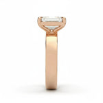 Rett forfra visning av 2,00 ct emerald cut diamantring med 4 mm cigar band i rosegull.