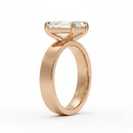 Sideprofil av diamantring 2,00 ct emerald cut cigar band i rosegull