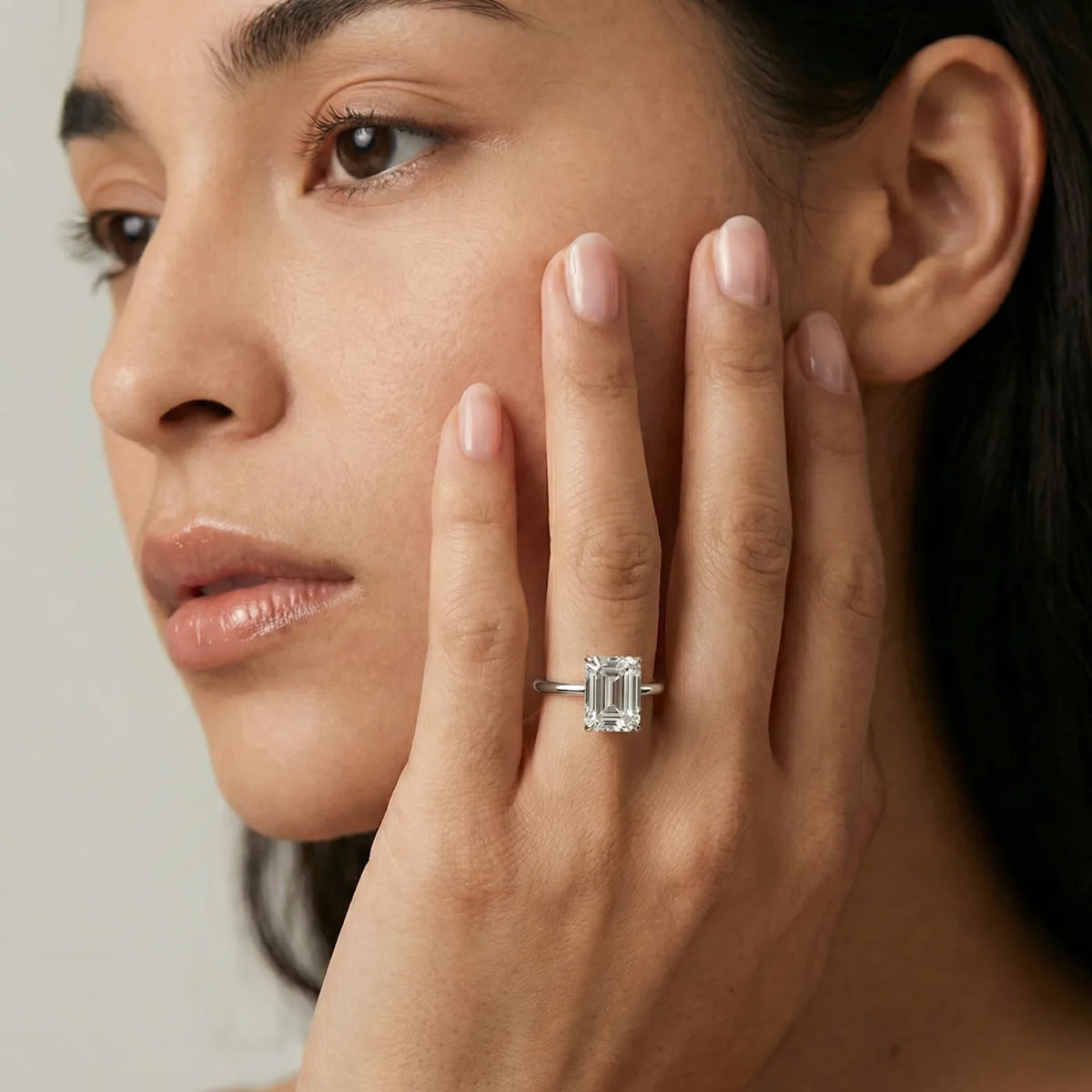 2 carat emerald cut diamantring i hvitt gull med lab diamant vist på modell i naturlig lys