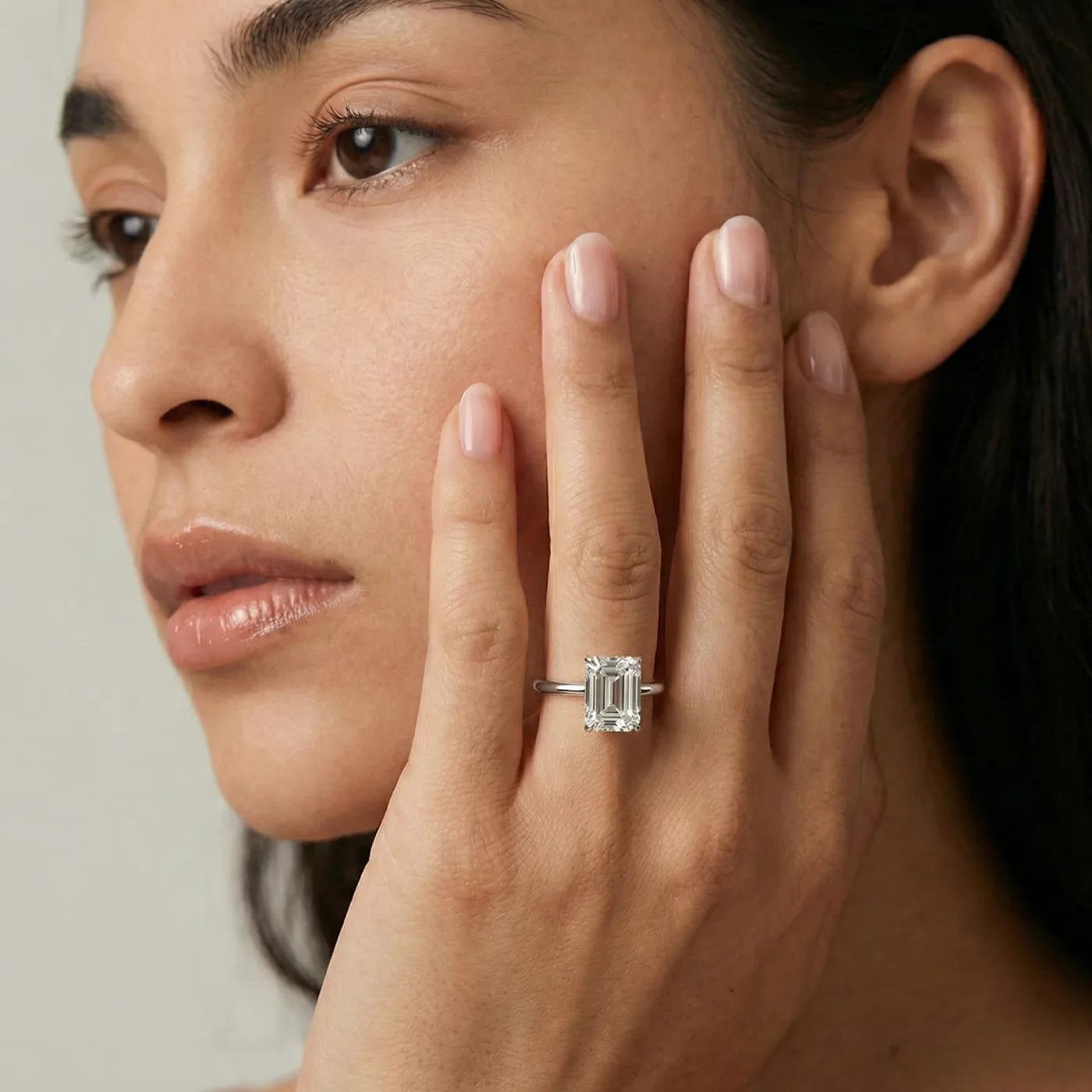 2 carat emerald cut diamantring i hvitt gull med lab diamant vist på modell i naturlig lys