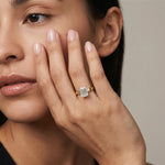 Diamantring med emerald cut lab diamant 2,00 ct i gult gull med 3 mm cigar band på hånd – Hartwell