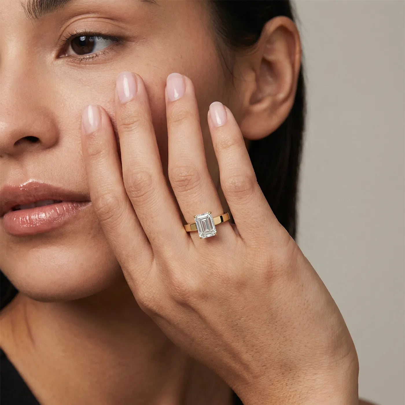 Diamantring med emerald cut lab diamant 2,00 ct i gult gull med 3 mm cigar band på hånd – Hartwell