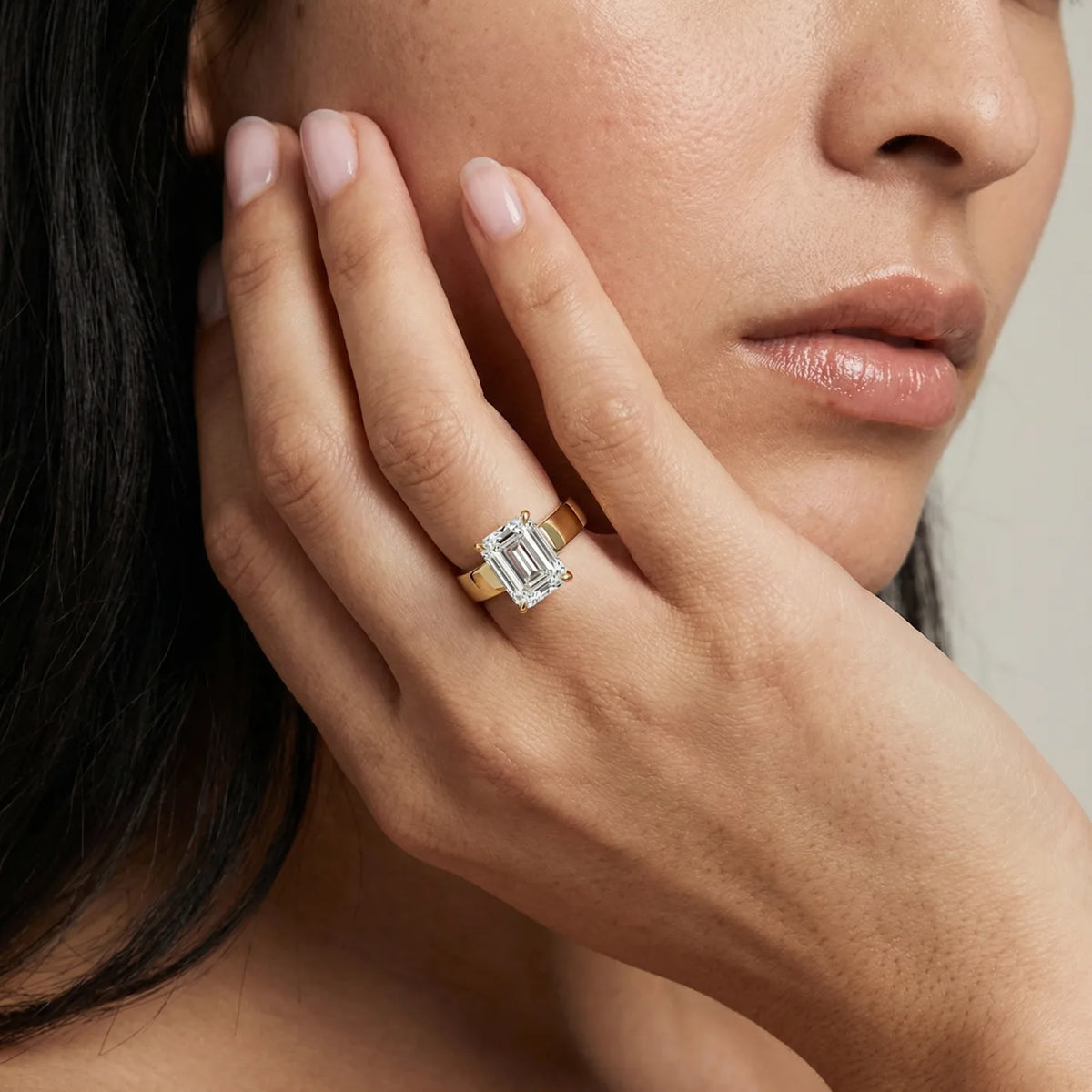 Diamantring med emerald cut lab diamant 2,00 ct i gult gull med 4 mm cigar band på hånd – Hartwell