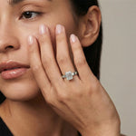 Diamantring med emerald cut lab diamant 2,00 ct i hvitt gull med 3 mm cigar band på hånd – Hartwell