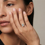 Diamantring med emerald cut lab diamant 2,00 ct i rosegull med 3 mm cigar band på hånd – Hartwell