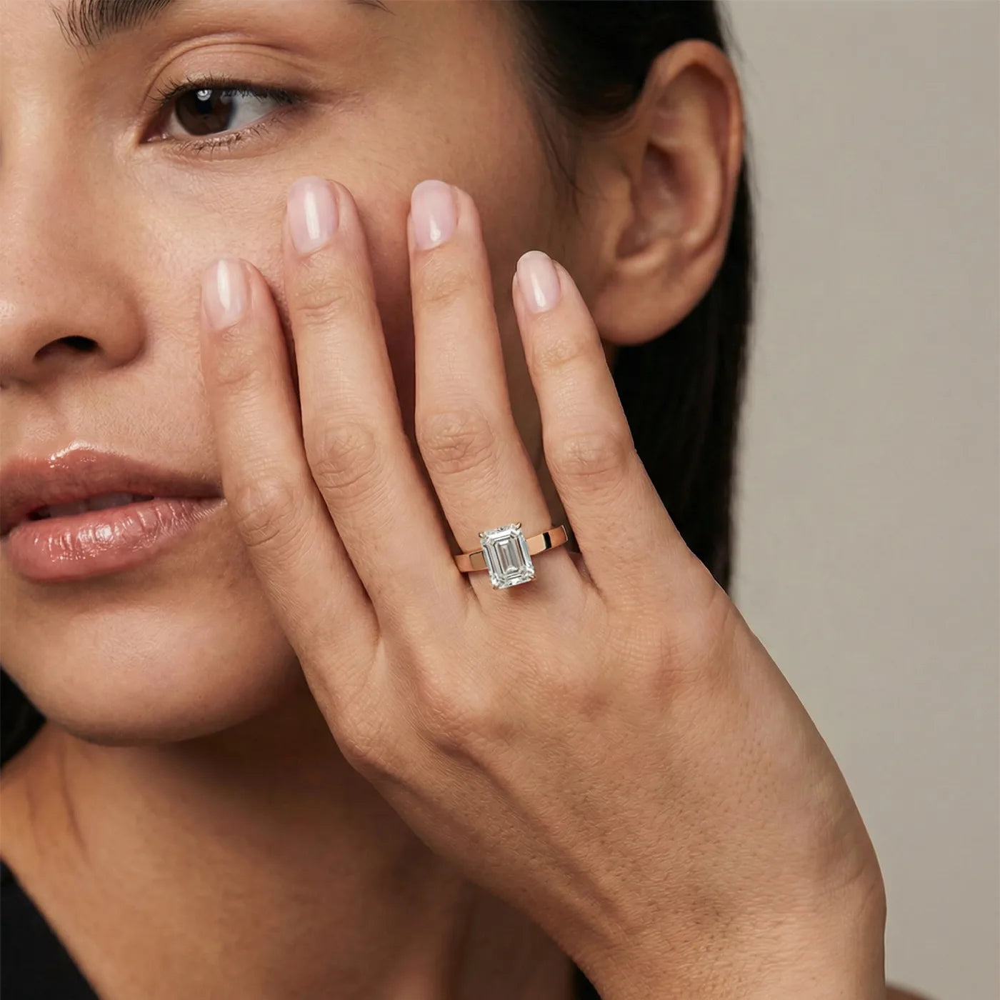 Diamantring med emerald cut lab diamant 2,00 ct i rosegull med 3 mm cigar band på hånd – Hartwell