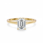 Diamantring i gult gull med emerald cut lab-diamant på 1,00 ct
