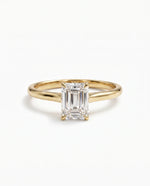 Diamantring i gult gull med emerald cut lab-diamant på 1,00 ct