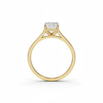 Sideprofil av diamantring i gult gull med emerald cut diamant 1,00 ct