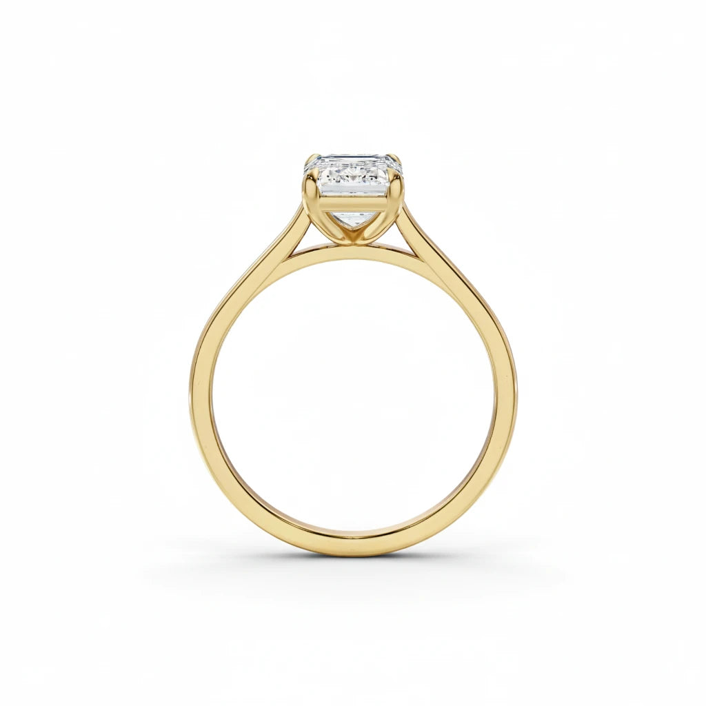 Sideprofil av diamantring i gult gull med emerald cut diamant 1,00 ct