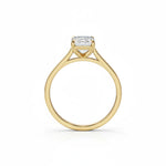 Sideprofil av diamantring i gult gull med emerald cut diamant 2,00 ct