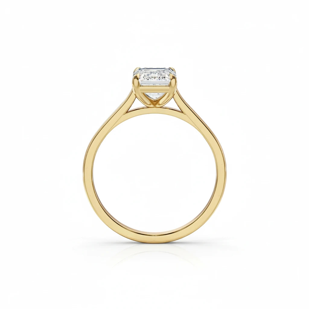 Sideprofil av diamantring i gult gull med emerald cut diamant 2,00 ct