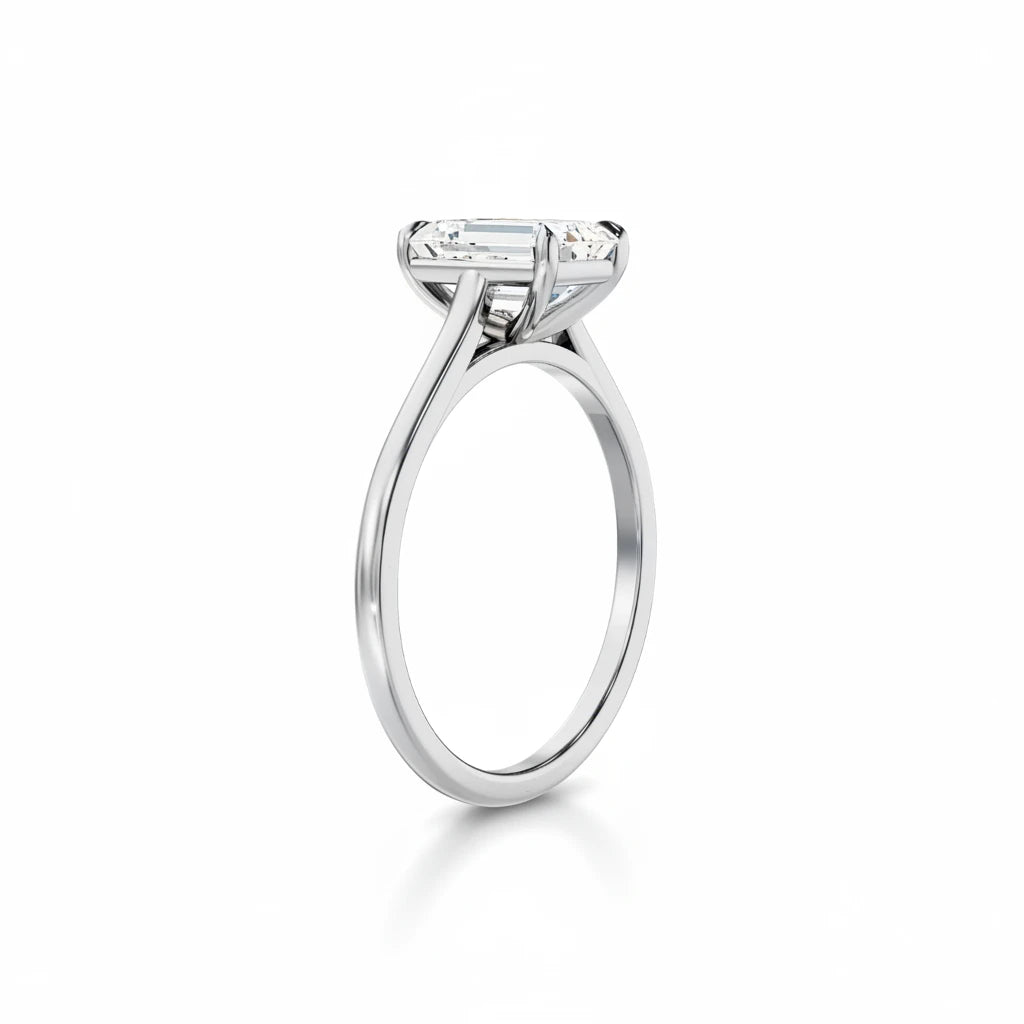 Diamantring i hvitt gull sett fra skrå vinkel med emerald cut diamant 1,00 ct