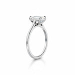 Diamantring i hvitt gull sett fra skrå vinkel med emerald cut diamant 1,00 ct