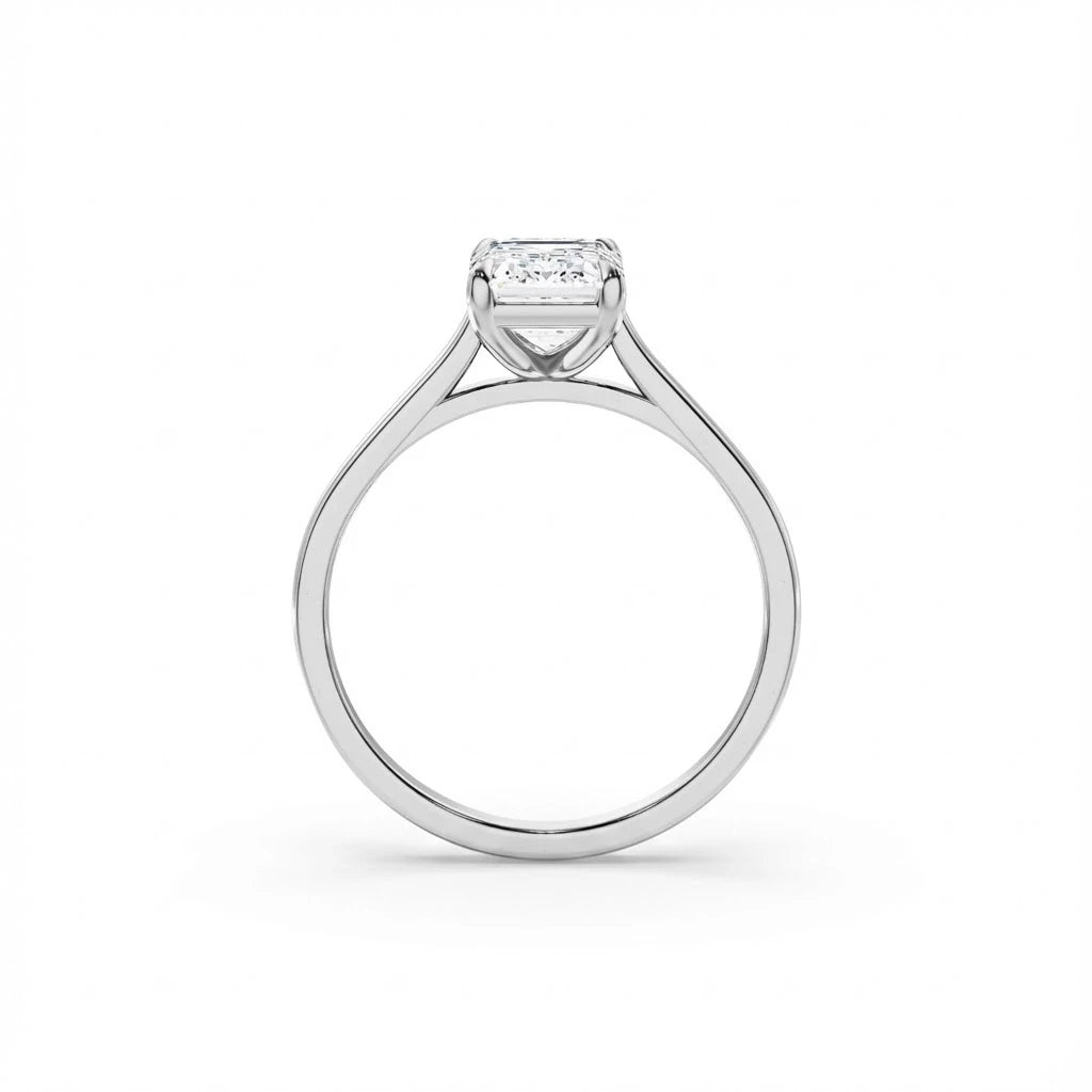 Sideprofil av diamantring i hvitt gull med emerald cut diamant 1,00 ct
