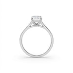 Sideprofil av diamantring i hvitt gull med emerald cut diamant 1,00 ct
