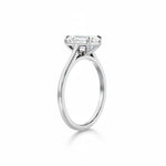Diamantring i hvitt gull sett fra skrå vinkel med emerald cut diamant 2,00 ct
