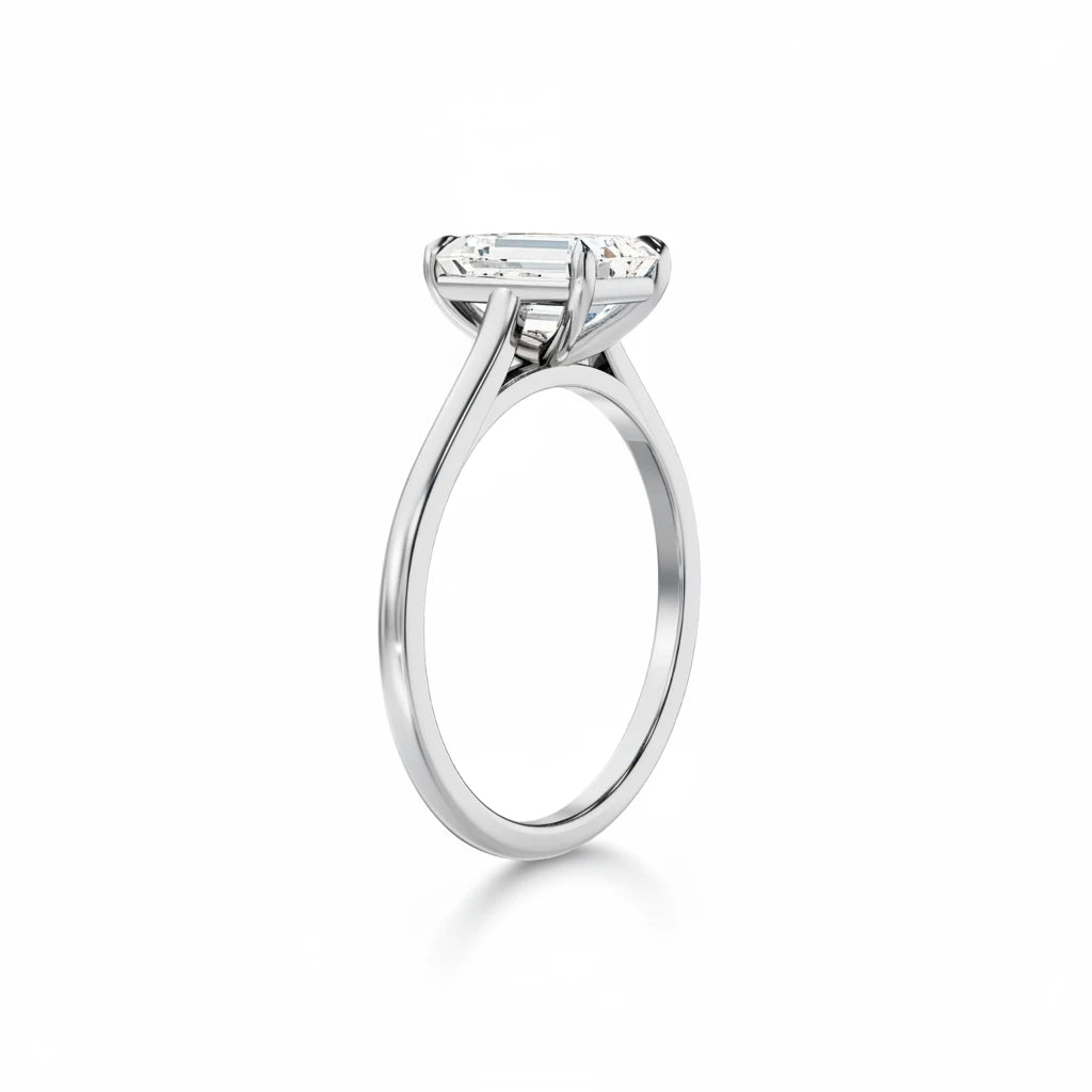 Diamantring i hvitt gull sett fra skrå vinkel med emerald cut diamant 2,00 ct
