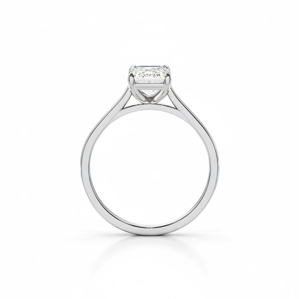 Sideprofil av diamantring i hvitt gull med emerald cut diamant 2,00 ct
