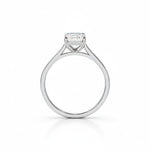 Sideprofil av diamantring i hvitt gull med emerald cut diamant 2,00 ct
