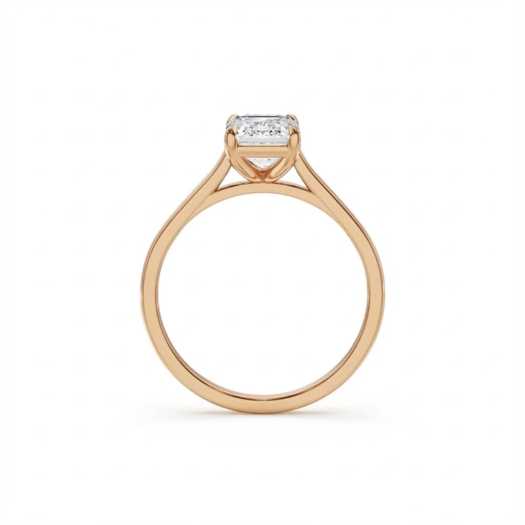 Sideprofil av diamantring i roségull med emerald cut diamant 1,00 ct
