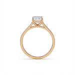 Sideprofil av diamantring i roségull med emerald cut diamant 1,00 ct
