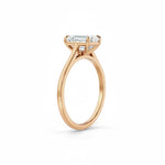 Diamantring i roségull sett fra skrå vinkel med emerald cut diamant 2,00 ct
