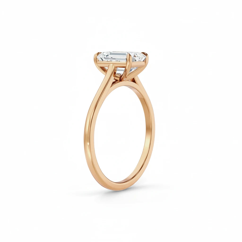 Diamantring i roségull sett fra skrå vinkel med emerald cut diamant 2,00 ct
