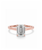 Diamantring i roségull med emerald cut lab-diamant på 2,00 ct