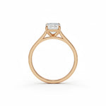 Sideprofil av diamantring i roségull med emerald cut diamant 2,00 ct
