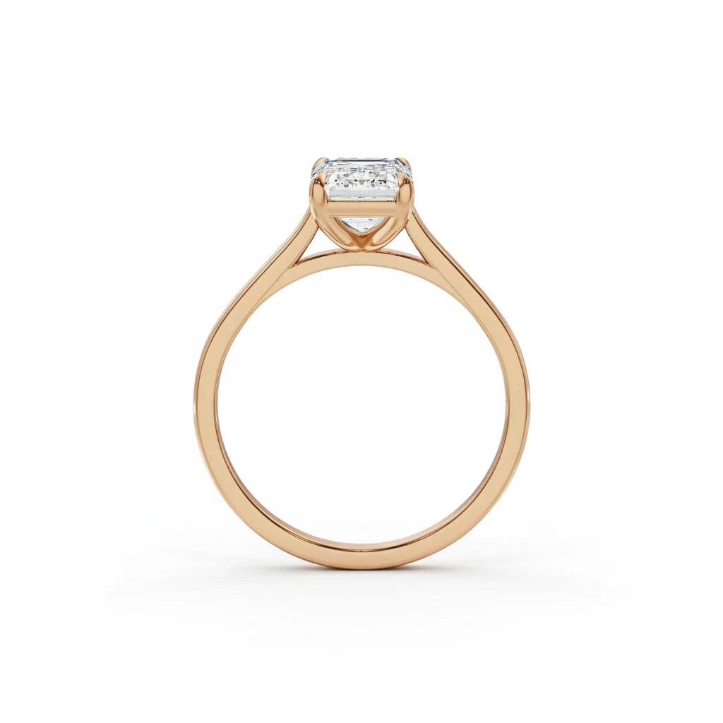 Sideprofil av diamantring i roségull med emerald cut diamant 2,00 ct