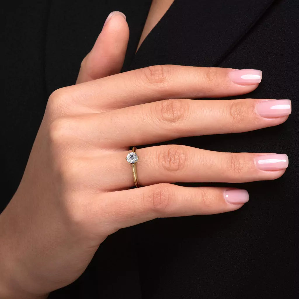 Diamantring i gult gull med 0,50 ct lab-diamant i knife edge design, vist på fingeren til en modell, designet av Hartwell.