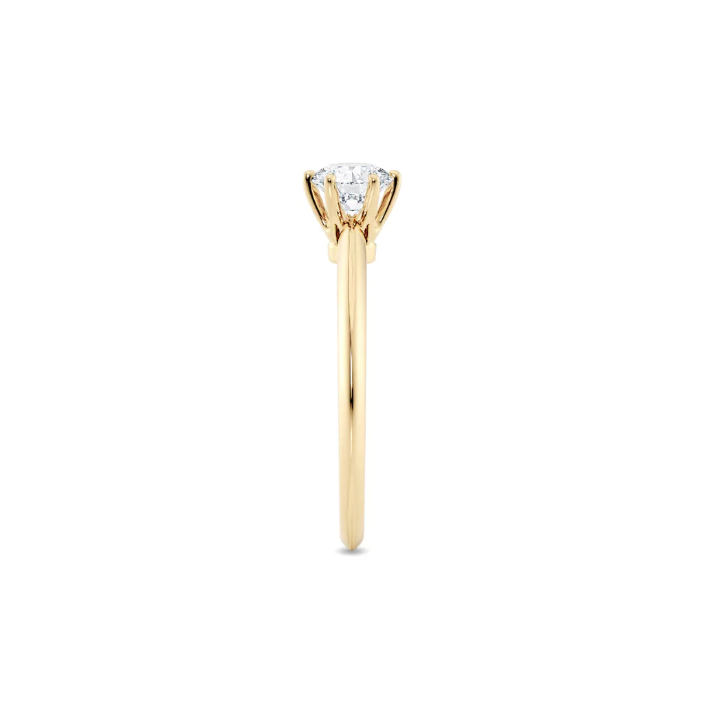 Diamantring i gult gull med 0,50 ct lab-diamant i knife edge design, fokus på ringskinnen sett rett forfra, designet av Hartwell.