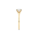 Diamantring i gult gull med 0,50 ct lab-diamant i knife edge design, fokus på ringskinnen sett rett forfra, designet av Hartwell.