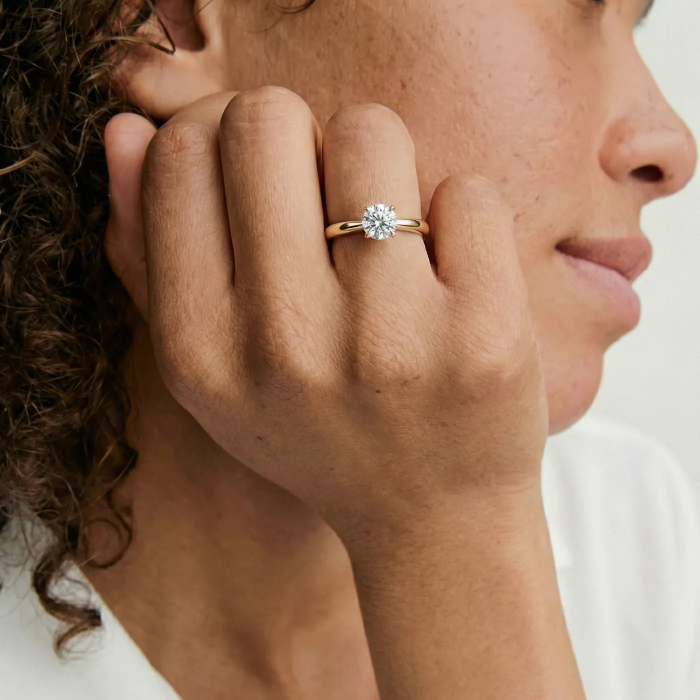 0,50 ct lab diamant i gult gull solitaire-ring, tapered – vist på hånd i naturlig lys