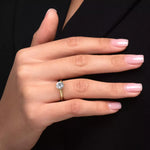 Diamantring i gult gull med 1,00 ct lab-diamant i knife edge design, vist på fingeren til en modell, designet av Hartwell.