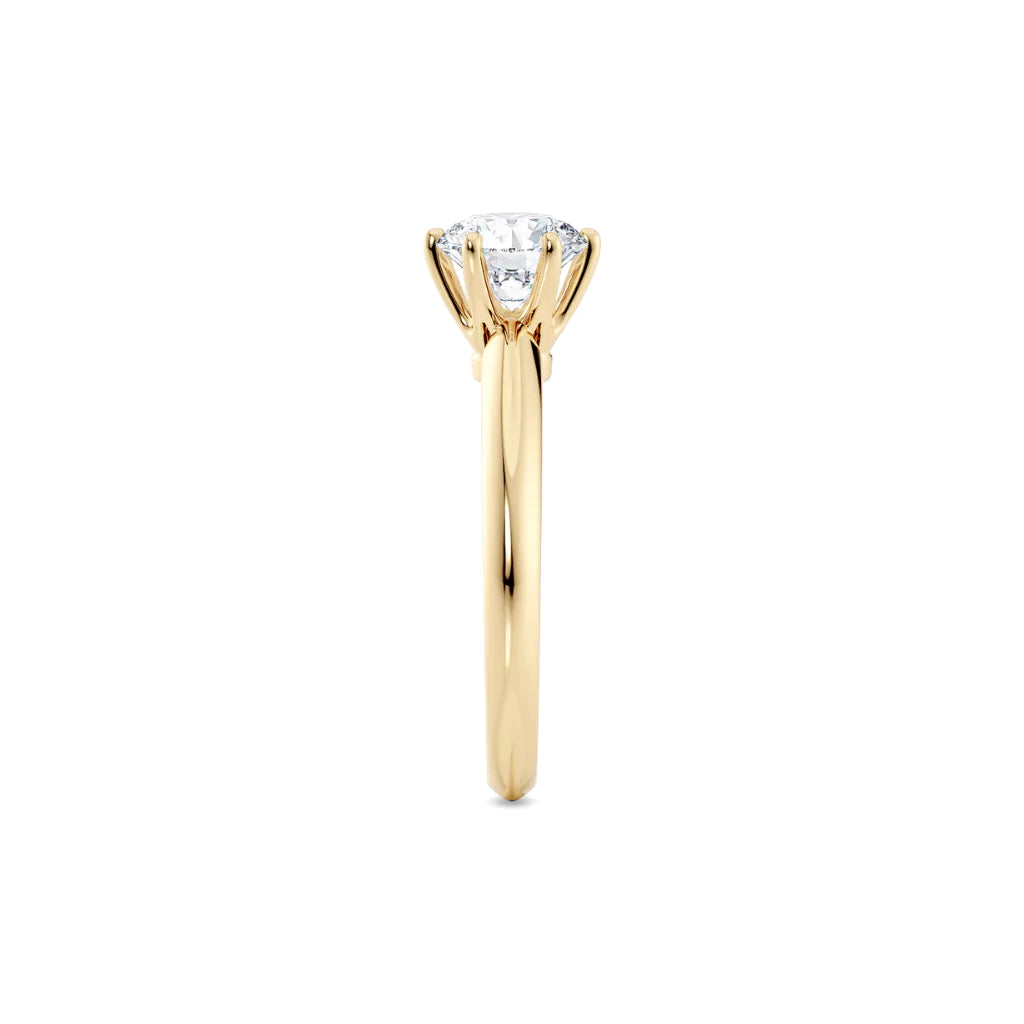 Diamantring i gult gull med 1,00 ct lab-diamant i knife edge design, fokus på ringskinnen sett rett forfra, designet av Hartwell.