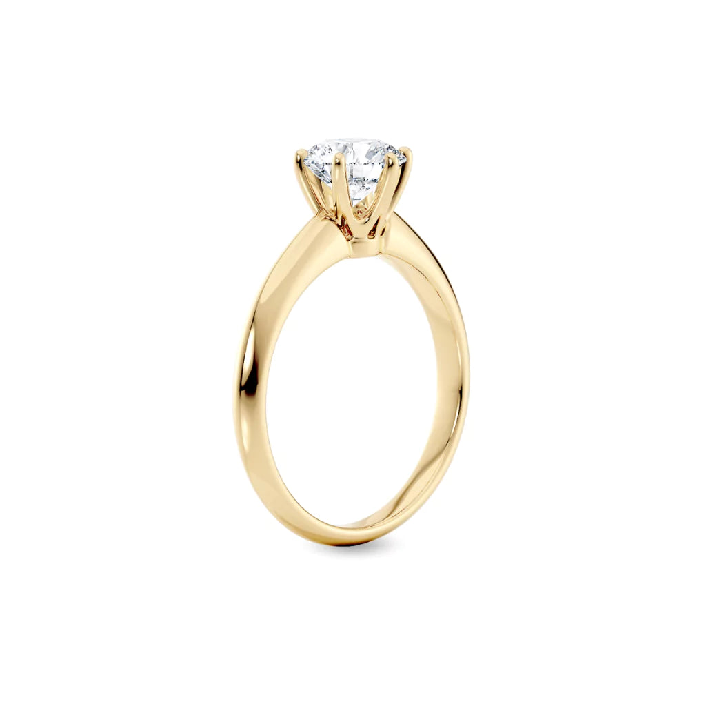 Diamantring i gult gull med 1,00 ct lab-diamant i knife edge design, vist stående fra siden, designet av Hartwell.