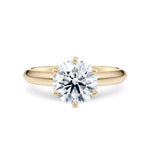 Diamantring i gult gull med 2,00 ct lab-diamant i knife edge design, vist liggende forfra, designet av Hartwell.