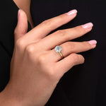 Diamantring i gult gull med 2,00 ct lab-diamant i knife edge design, vist på fingeren til en modell, designet av Hartwell.